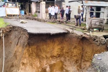 Bupati respons cepat penanganan tanah longsor di Lampung Barat