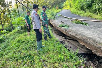 Jalur Ponorogo-Trenggalek amblas akibat longsor