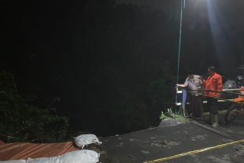 Akses jalan antardesa di Tulungagung ditutup karena longsor
