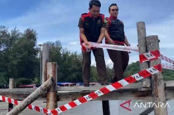 Kejati Sumbar sita tiga wahana di Pantai Air Manis terkait korupsi (Video)