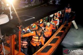 Tim SAR evakuasi 15 penumpang kapal wisata kandas