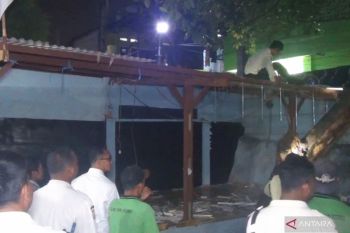 TNI/Polri bongkar posko ormas di Pasar Induk Kramat Jati