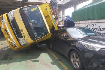 Truk dalam kapal terguling akibat ombak besar