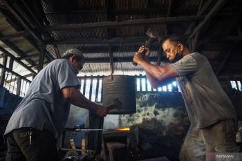 Pandai besi  di Balikpapan mulai banyak pesanan jelang Idul Adha