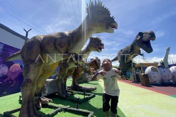 Wisata hiburan wahana dinosaurus di Padang