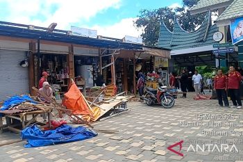Satpol-PP Bukittinggi tertibkan kios pedagang di gerbang TMSBK
