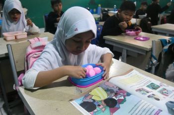 Saripah dapat berkah MBG, ibu kerja di dapur & anak dapat asupan gizi