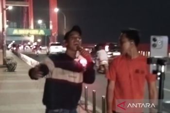 Satpol PP tegaskan tidak ada larangan live streaming di kawasan Jembatan Ampera