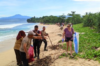 Polres Pesisir Barat bersama warga gelar aksi bersih sampah di pantai