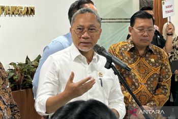 Menko Pangan Zulkifli Hasan sebut impor garam industri kembali dibuka