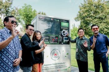 Pengelola destinasi wisata Candi Borobudur daur ulang sampah botol plastik