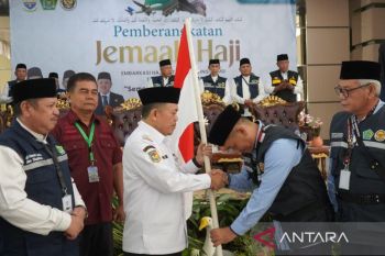 Gubernur Jambi  lepas 445 calon haji tergabung dalam kloter 16