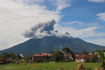 Gunung Marapi erupsi dua kali berdekatan Sabtu pagi, warga dengar dentuman keras