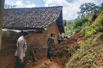 Belasan rumah rusak terdampak longsor di Ponorogo