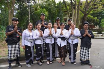 Pecalang wanita hadir di Bali untuk awasi busana pengunjung pura