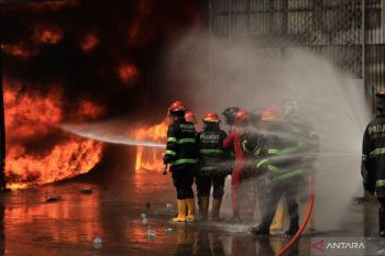 Damkar kerahkan seluruh personel padamkan kebakaran pabrik karet