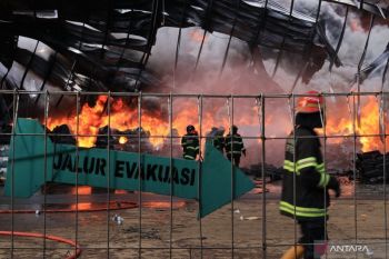 Saksi mata ungkap dugaan penyebab kebakaran pabrik karet di Padang