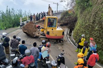 Tanah longsor  tutup jalur Wonosobo-Dieng bisa dilalui kembali