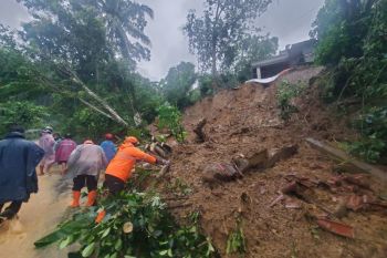 6 warga tertimbun longsor di lereng Wilis Trenggalek