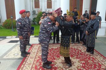 Kunker ke Bengkalis, Danlanal Dumai dipasangi tanjak