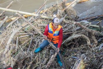Pemkot Kediri bersihkan pilar Jembatan Lama dari tumpukan sampah