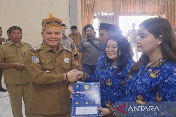 Bupati Gunung Mas serahkan 294 SK CPNS 2024