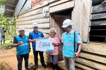PLN nyalakan listrik bagi masyarakat kurang mampu di Sorong Barat lewat "Light Up The Dream"