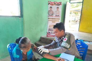 Polda Sulteng berikan pelayanan kesehatan gratis bagi warga di Poso