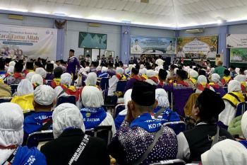 Embarkasi Batam berangkatkan 1.293 calon haji asal Kepri sesuai dengan kuota