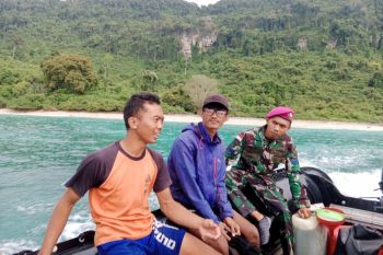 Marinir evakuasi dua ABK yang terdampar di Pulau Nusa Barong