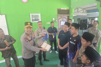 Kapolda Babel berbagi Al Quran kepada dua panti asuhan di Pangkalpinang