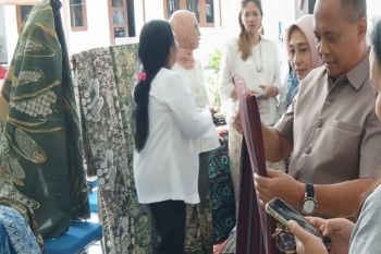 Bupati Sleman dorong ekonomi Sleman Barat lewat penggunaan lurik