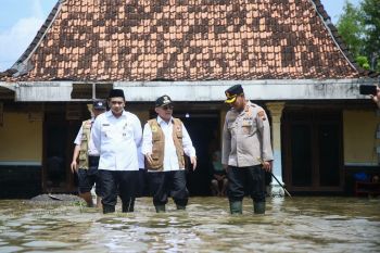 Taj Yasin salurkan  bantuan korban banjir Grobogan Rp253 Juta
