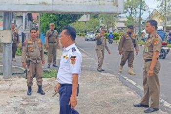 Satpol PP Kobar tertibkan reklame melanggar aturan