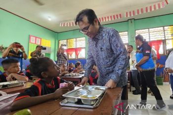 Wamenkomdigi minta sekolah perkuat literasi digital anak Papua