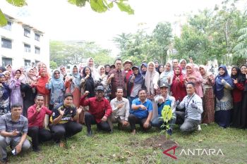 Rektor UIN Suska Riau dan 274 calon PPPK sukseskan aksi penanaman pohon produktif