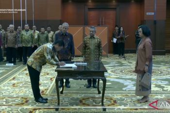 Menkeu lantik Dirjen Pajak dan Dirjen Bea Cukai baru