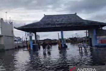 Banjir landa Pelabuhan Semarang akibat tanggul jebol