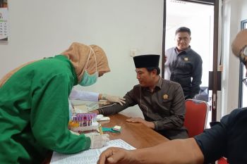 Puluhan anggota DPRD Pacitan jalani tes urine