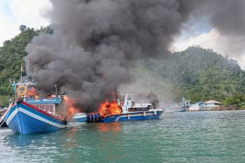 Damkar Padang padamkan kebakaran dua kapal di Pelabuhan Bungus
