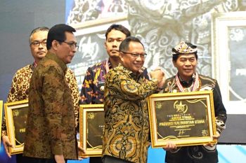 Gubernur Kaltara Raih Penghargaan SPM Awards 2025