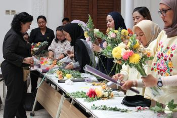 Pelatihan merangkai buket bunga