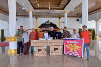 PT BRM salurkan bantuan untuk masjid di Solsel