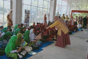 Pengunjung Pesta Buku Harbuknas 2025 di Makassar tembus 1.000 orang