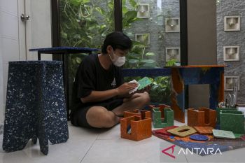 Produksi furnitur berbahan daur ulang sampah plastik