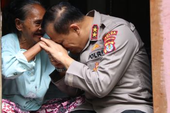 Hangatnya Momen Kapolda Kaltara Bersama Nenek Maimunah di Tengah Pemulihan Pascabanjir