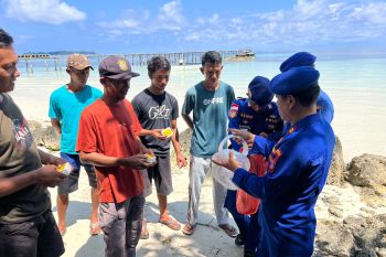 Polres Touna berikan bantuan alat pancing ke nelayan Kulingkinari