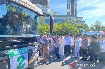 Bupati OKU Selatan lepas keberangkatan JCH menuju asrama haji Palembang