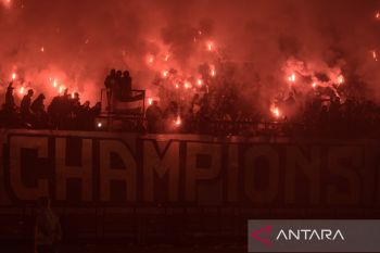 Malam penuh euforia di GBLA, Persib Bandung angkat trofi juara dihadapan puluhan ribu Bobotoh