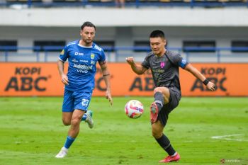 Kartu kuning bikin Marc Klok terancam absen bela Persib di laga pamungkas yang menentukan